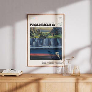 Puede incluir: Un p&oacute;ster enmarcado con el t&iacute;tulo "NAUSICA&Auml;" e ilustraciones de paisajes. El p&oacute;ster tiene un fondo beige y un marco marr&oacute;n. La obra de arte est&aacute; dividida en tres secciones horizontales, mostrando escenas de la pel&iacute;cula de animaci&oacute;n.