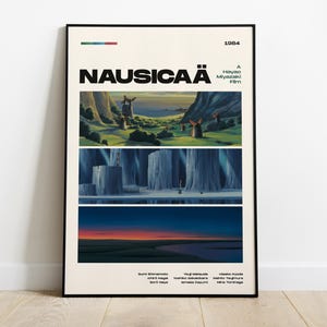 Puede incluir: Un p&oacute;ster enmarcado de la pel&iacute;cula de animaci&oacute;n de 1984 "Nausica&auml;". El p&oacute;ster presenta tres paneles de ilustraciones de la pel&iacute;cula, con el t&iacute;tulo en letras negras grandes. El p&oacute;ster est&aacute; en un marco negro y se apoya en un suelo de madera.