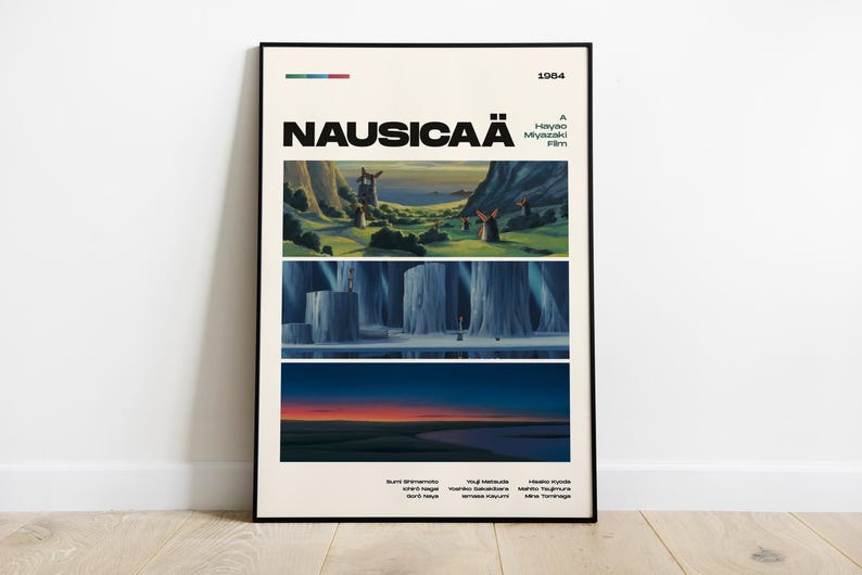 Puede incluir: Un p&oacute;ster enmarcado de la pel&iacute;cula de animaci&oacute;n de 1984 "Nausica&auml;". El p&oacute;ster presenta tres paneles de ilustraciones de la pel&iacute;cula, con el t&iacute;tulo en letras negras grandes. El p&oacute;ster est&aacute; en un marco negro y se apoya en un suelo de madera.