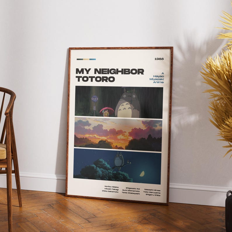 Peut inclure: Une affiche encadr&eacute;e pr&eacute;sentant des sc&egrave;nes du film d'animation "Mon Voisin Totoro". L'affiche a un cadre marron et affiche trois panneaux avec des images de Totoro et d'autres personnages. Le titre et les cr&eacute;dits sont imprim&eacute;s en haut et en bas.