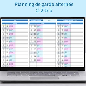 Op de afbeelding: Een laptop toont een kalender voor 2026, getiteld "Planning de garde alternée 2-2-5-5." De kalender is verdeeld in maanden, met kleurgecodeerde vermeldingen voor Papa en Maman, waarschijnlijk ter indicatie van de ouderlijke schema's. Het scherm staat op een wit oppervlak.