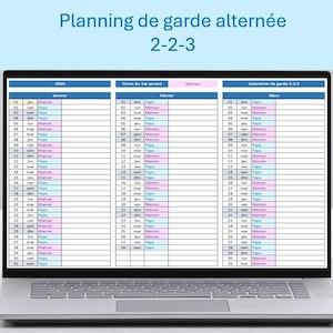 Op de afbeelding: Een laptop toont een kalender met de titel "Planning de garde alternée 2-2-3" in het Frans. De kalender is voor 2026 en toont een schema met afwisselende ouderlijke taken, met "Papa" en "Maman".