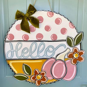 Percha para puerta pintada a mano con la frase "Hola otoño"
