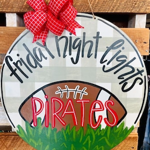 Colgador de puerta con forma de fútbol pirata pintado a mano