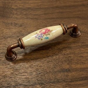 Gałka do szafki w stylu vintage z motywem kwiatowym, antyczna miedziana gałka do szuflady, luksusowe okucia kuchenne i do komód, 96/128/160 mm, wystrój wnętrz