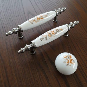 Boho Blommiga Skåphandtag - Upcycle Möbelknoppar - Keramiska Byråhandtag - Vintage Style Garderobsbeslag - DIY Heminredning Gåva