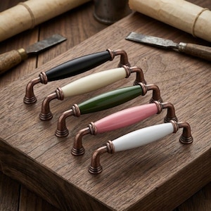 Può includere: Un set di tre tazze in ceramica con finitura opaca e macchiettata. Le tazze sono nei toni del crema, grigio chiaro e grigio scuro. Ogni tazza ha un design semplice e minimalista, perfetto per caffè o tè.