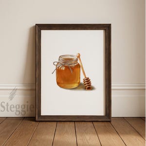 Könnte beinhalten: Ein gerahmter Wandkunstdruck mit einer realistischen Illustration eines mit goldenem Honig gefüllten Glasgefäßes. Das Glas ist mit einer dünnen grauen Schnur verziert und wird von einem hölzernen Honiglöffel begleitet, der auf weißem Grund liegt.
