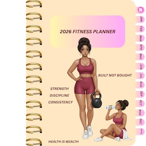 Op de afbeelding: Een fitnessplanner voor 2026 met een spiraalbinding en maandelijkse tabbladen. De omslag toont illustraties van vrouwen in sportkleding, een kettlebell en de tekst "Kracht, Discipline, Consistentie" en "Built Not Bought."