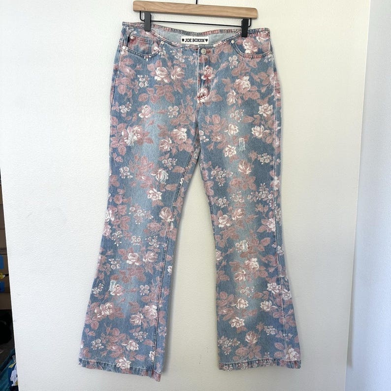 Jeans acampanados de tiro bajo con estampado floral estilo años 20 de Joe Boxer, talla 13, 100% algodón, efecto desgastado. imagen 1