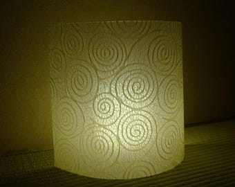Klosz lampy washi – zakrzywiony japoński papier, ręcznie wykonany, delikatnie świecący element dekoracyjny