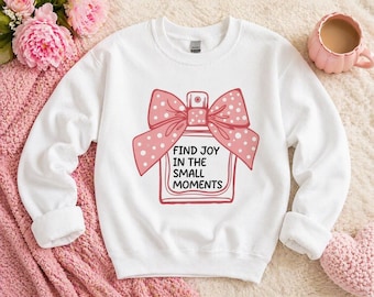 Sudadera «Encuentra la alegría en los pequeños momentos» / Sudadera cristiana con cuello redondo / Ropa con temática religiosa / Sudadera con estética femenina / Regalo inspirador