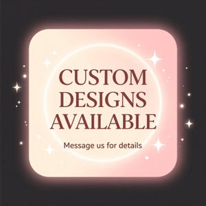 Peut inclure: Graphique carr&eacute; avec un fond d&eacute;grad&eacute; rose et p&ecirc;che, affichant le texte "CUSTOM DESIGNS AVAILABLE" en police rouge fonc&eacute;. Le texte "Message us for details" est en dessous. Des &eacute;clats d'&eacute;toiles blancs et un cercle lumineux entourent le texte.