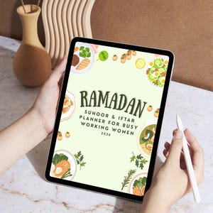 Puede incluir: Una tableta digital muestra una pantalla verde claro con la palabra "RAMADAN" en letras grandes y en negrita. La pantalla también presenta el texto "SUHOOR & IFTAR PLANNER FOR BUSY WORKING WOMEN 2026" e ilustraciones de comida. Un lápiz óptico blanco se sostiene cerca de la pantalla.