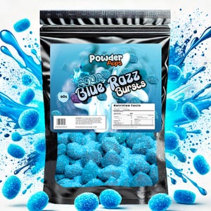 Puede incluir: Una bolsa negra de caramelos "Powder Pops Sour Blue Razz Bursts". La bolsa tiene una etiqueta azul y blanca con el nombre del producto y un diseño de salpicaduras. Los caramelos del interior son azules y esféricos, con una capa de azúcar. Caramelos azules esparcidos.