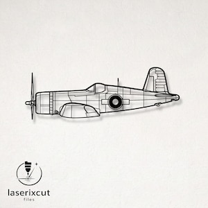 Può includere: Arte da parete di aereo in metallo nero. L'aereo presenta un'elica, un abitacolo e un design alare dettagliato. L'opera d'arte è un design tagliato al laser. Il logo "laserixcut files" si trova nell'angolo in basso a sinistra.