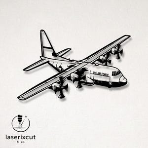 Może przedstawiać: Czarno-biała metalowa dekoracja ścienna w kształcie wojskowego samolotu transportowego C-130 Hercules. Projekt zawiera cztery śmigła, konstrukcję górnopłata oraz napis U.S. AIR FORCE nadrukowany na boku kadłuba samolotu.