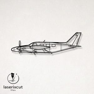 Könnte beinhalten: Schwarze Metall-Wandkunst eines Flugzeugs. Das Design zeigt eine detaillierte Umrisszeichnung eines kleinen Flugzeugs mit Propeller und mehreren Fenstern. Das Logo "laserixcut files" befindet sich in der unteren linken Ecke.
