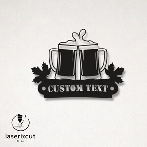 Könnte beinhalten: Schwarze Metall-Wandkunst mit zwei Bierkrügen mit Schaum, einem Banner mit der Aufschrift "CUSTOM TEXT" und Ahornblatt-Akzenten. Das Logo von laserixcut files befindet sich unten links.