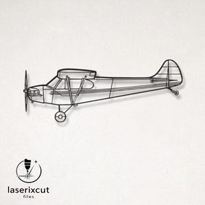 Puede incluir: Arte de pared de avión de metal negro. El avión presenta una hélice, una cabina detallada y una cola. El diseño es un contorno minimalista, perfecto para los entusiastas de la aviación. El logotipo "laserixcut files" está en la esquina inferior izquierda.