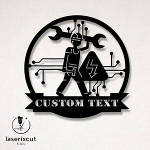 Könnte beinhalten: Schwarze Metall-Wandkunst mit einem Elektriker, der einen Schraubenschlüssel hält, einem Hochspannungssymbol und einem Leiterplattenmuster. Das Banner lautet "CUSTOM TEXT". Das Logo von laserixcut files befindet sich unten links.