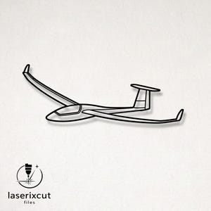 Puede incluir: Un dibujo de contorno negro de un planeador con alas largas y delgadas con winglets hacia arriba, un fuselaje aerodinámico y una configuración de cola en T. El texto laserixcut files aparece en la esquina inferior izquierda.