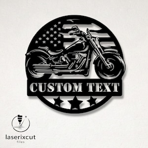 Peut inclure: Décoration murale en métal noir représentant une moto avec un drapeau américain. La moto est détaillée avec des composants de moteur et des roues visibles. Le texte "CUSTOM TEXT" est affiché en dessous, avec trois étoiles.