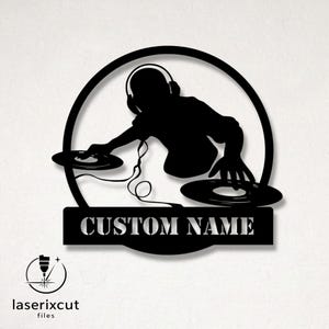 Op de afbeelding: Zwart silhouet van een DJ met een koptelefoon, die mixt op draaitafels, in een cirkelvormig frame. Een rechthoekige banner hieronder luidt "CUSTOM NAME". Het ontwerp bevat een logo voor laserixcut files.