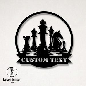 Puede incluir: Diseño negro cortado con láser de un juego de ajedrez con un marco circular y una pancarta. La pancarta dice "CUSTOM TEXT". Las piezas de ajedrez incluyen una torre, un alfil, un rey, un caballo y un peón.