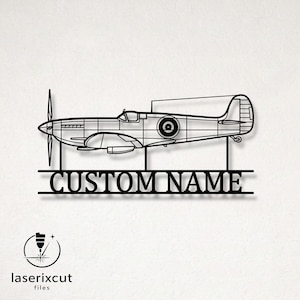 Puede incluir: Una pieza de arte mural de metal negro que presenta la silueta detallada de un avión Spitfire. Debajo de la aeronave, el texto CUSTOM NAME se muestra en letras mayúsculas negritas. El diseño está unido por finas barras de soporte verticales.