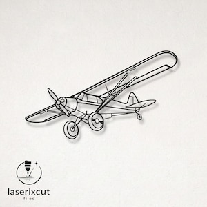 Peut inclure: Une décoration murale en métal noir représentant un avion à hélice vintage avec une aile haute, un train d'atterrissage et une hélice. Le design présente des lignes épurées et inclut le texte laserixcut files dans le coin inférieur gauche.