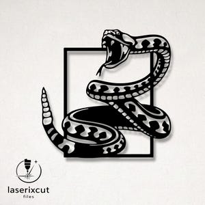 Puede incluir: Obra de arte en metal cortada con láser en blanco y negro de una serpiente de cascabel dentro de un marco cuadrado. La serpiente está enroscada, con la boca abierta y los colmillos visibles. La cola está levantada, y el diseño incluye el texto "laserixcut files".