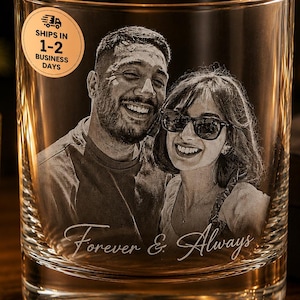 Puede incluir: Un vaso de cristal transparente con un retrato grabado de una pareja sonriente y el texto Forever & Always. El vaso tiene una pegatina circular que indica envío en 1-2 días laborables y una base gruesa y pesada para mayor estabilidad.