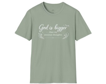 Camiseta con la frase "Dios es más grande que mis pensamientos ansiosos" / Camiseta blanca con tipografía minimalista