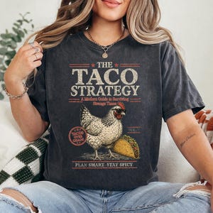 Puede incluir: Juego de tres tazas de cerámica con acabado moteado y mate. Las tazas son de color crema, gris claro y gris oscuro. Cada taza tiene un diseño simple y minimalista, ideal para café o té.