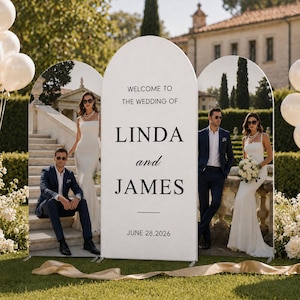 Può includere: Un grande cartello di benvenuto per matrimoni bianco a forma di arco con il testo "WELCOME TO THE WEDDING OF LINDA and JAMES JUNE 28, 2026" in carattere serif nero. Il cartello è affiancato da due pannelli che mostrano foto di coppie in abiti formali.