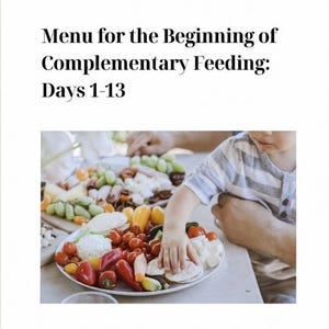 Op de afbeelding: Een kind reikt naar voedsel op een bord met tomaten en paprika's. De afbeelding is voorzien van het onderschrift "Menu voor het begin van aanvullende voeding: Dagen 1-13." Andere voedingsmiddelen zijn zichtbaar.