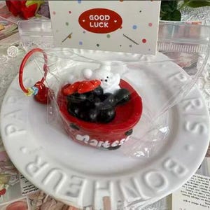 以下が含まれることがあります： つや消し仕上げの、斑点模様のセラミックマグカップ3個セット。マグカップはクリーム色、ライトグレー、ダークグレーの3色。各マグカップはシンプルでミニマルなデザインで、丸みを帯びたハンドルが付いています。