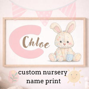 以下が含まれることがあります： ピンク色の文字「C」と茶色の筆記体で「Chloe」という名前が書かれた、額入りの保育園用プリント。右側には、花柄の生地を使ったウサギの水彩イラストがあります。「custom nursery name print」というテキストが下にあります。
