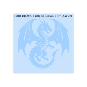 Op de afbeelding: Een lichtblauwe afbeelding met een draak met uitgespreide vleugels. De draak is een lichtere tint blauw tegen een effen lichtblauwe achtergrond. Boven de draak staat de tekst: "I am BRAVE, I am STRONG, I am SMART."