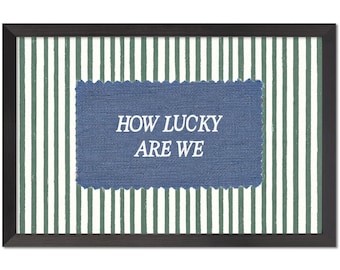Lámina decorativa "How Lucky Are We" / Parche de mezclilla rústica para pared, verde salvia, marco negro.