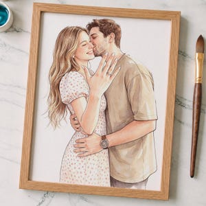 Könnte beinhalten: Eine gerahmte Aquarellillustration eines sich umarmenden Paares. Die Person links hat langes blondes Haar und trägt ein weißes Blumenkleid mit einem Ring am Finger. Die Person rechts hat kurzes braunes Haar und trägt ein beiges T-Shirt.