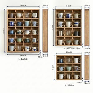 K&ouml;nnte beinhalten: Drei Holzregale, beschriftet mit L-LARGE (54 cm B x 77 cm H x 12 cm T), M-MEDIUM (41 cm B x 62 cm H x 12 cm T) und S-SMALL (41 cm B x 41 cm H x 12 cm T). Jedes Regal enth&auml;lt verschiedene Tassen und Gl&auml;ser.