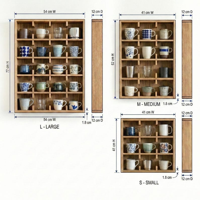 K&ouml;nnte beinhalten: Drei Holzregale, beschriftet mit L-LARGE (54 cm B x 77 cm H x 12 cm T), M-MEDIUM (41 cm B x 62 cm H x 12 cm T) und S-SMALL (41 cm B x 41 cm H x 12 cm T). Jedes Regal enth&auml;lt verschiedene Tassen und Gl&auml;ser.