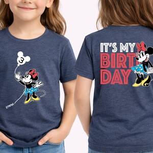 Custom Kid Toddler Name Age Mickey & Friends With Balloon Shirt, Personalized Mickey Mouse Birthday Present Gift, Disneyland Family Trip Tee Bild 2