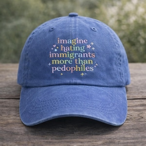 Könnte beinhalten: Blaue Baseballkappe mit dem Text "imagine hating immigrants more than pedophiles" in bunten Buchstaben. Die Kappe besteht aus weichem Material und hat einen gebogenen Schirm.