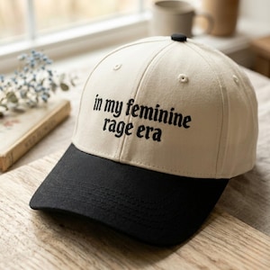 Gorra de camionero bordada, "In My Feminine Rage Era", gorra de mezcla de algodón y poliéster.