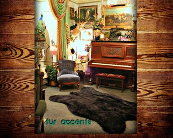 Pode incluir: Um tapete de pele sintética marrom escuro com o texto "fur accents" em letras verde turquesa. O tapete está em uma sala com um piano, uma poltrona de veludo verde e uma cabeça de veado montada.