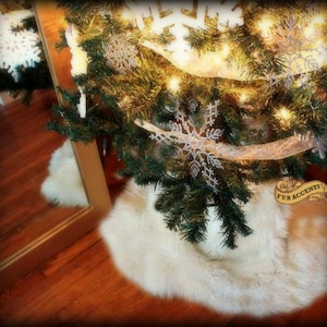 Classic Round Christmas Tree Skirt, Faux Fur Sheepskin Round , Soft Luxury Faux Fur