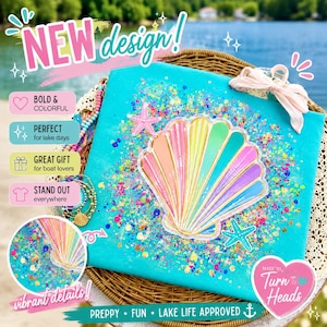 Puede incluir: Un lienzo turquesa con un diseño de concha marina colorido, estrellas de mar y purpurina. Se muestran las palabras "NEW design!" y "vibrant details!". El diseño está etiquetado como "PREPPY • FUN • LAKE LIFE APPROVED".